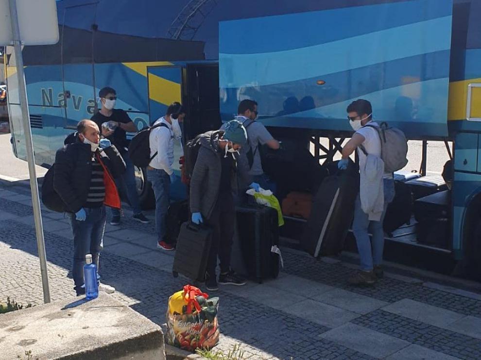 El grupo de trabajadores portugueses al subirse al autobús para regresar a su país.