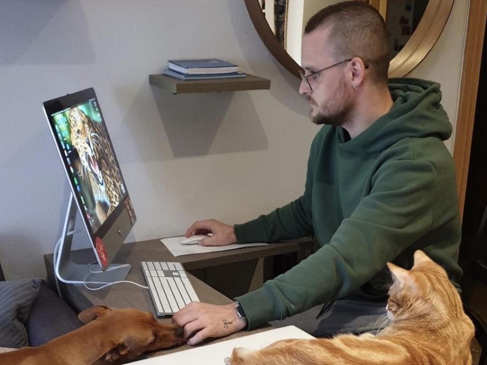 Toni Albero trabaja desde el ordenador de su casa junto a sus mascotas.
