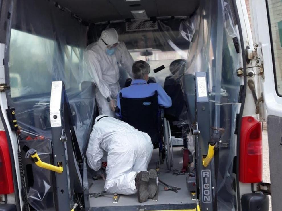 Traslado de una residente de Sariñena al centro habilitado en Yéqueda.