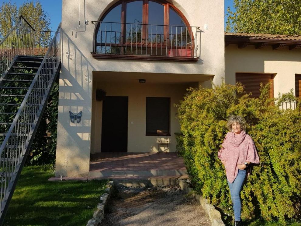 Yolanda Corral, frente a la casa de turismo rural de Ayerbe que ofrece al personal sanitario y de emergencias.