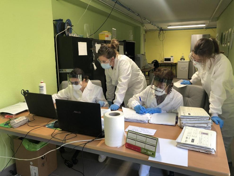 Dos enfermeras ayudan a un residente sospechoso de estar contagiado por el coronavirus.