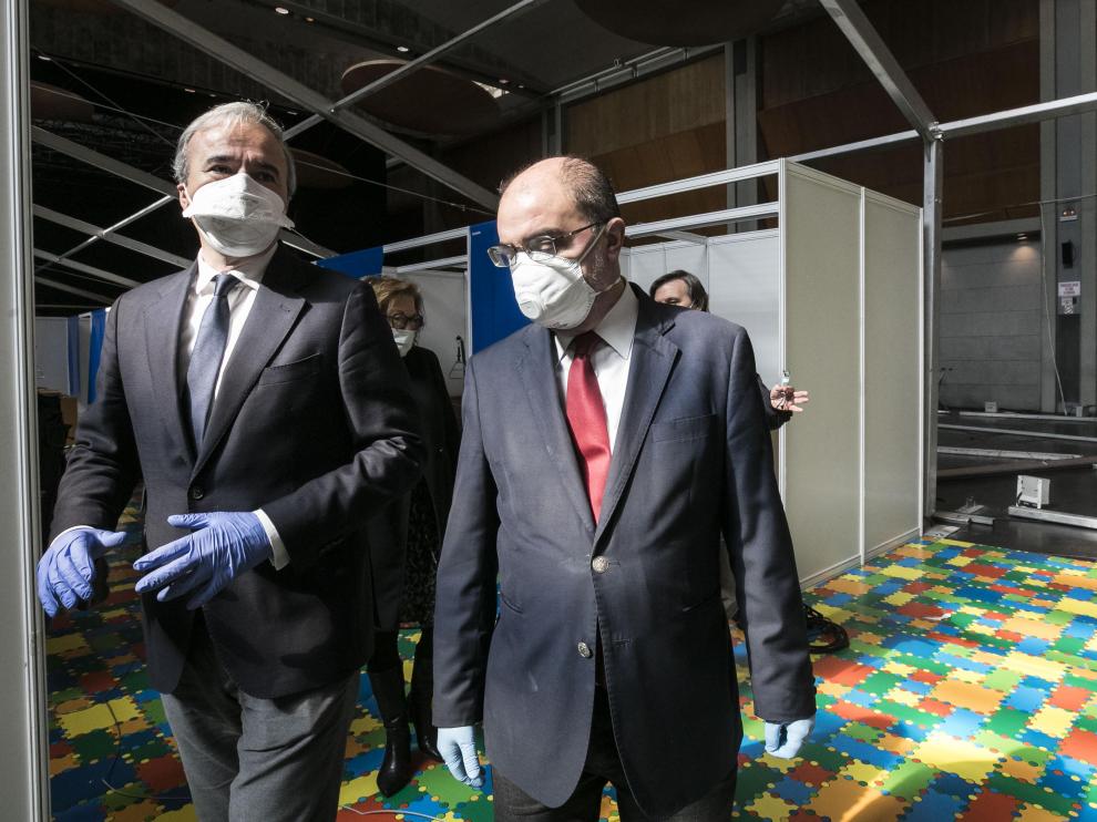 El presidente de Aragón Javier Lambán y el alcalde de Zaragoza Jorge Azcón han visitado este viernes el hospital de campaña que se está instalando en la sala Multiusos de Zaragoza.