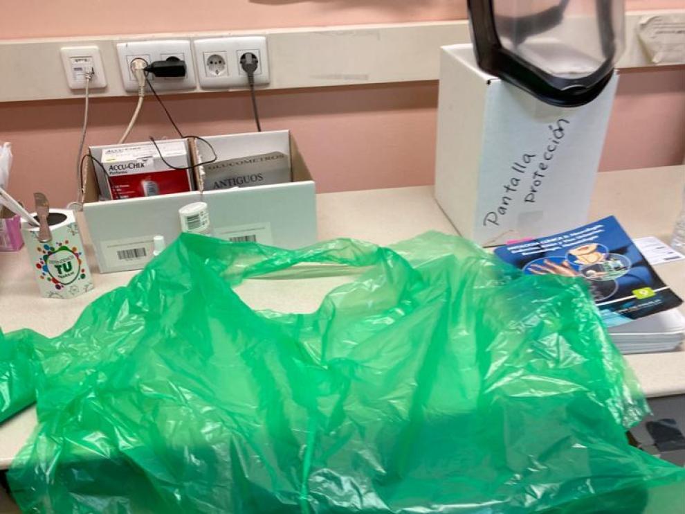 Imagen facilitada por una médica de Atención Primaria de los equipos de protección frente al coronavirus que utilizan estos días, ante la escasez de material en muchos centros.