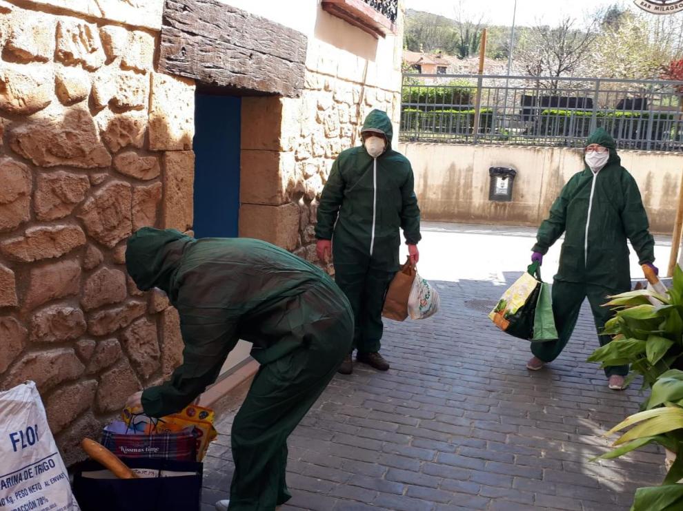 Reparto de comida en Los Fayos a los mayores del pueblo.