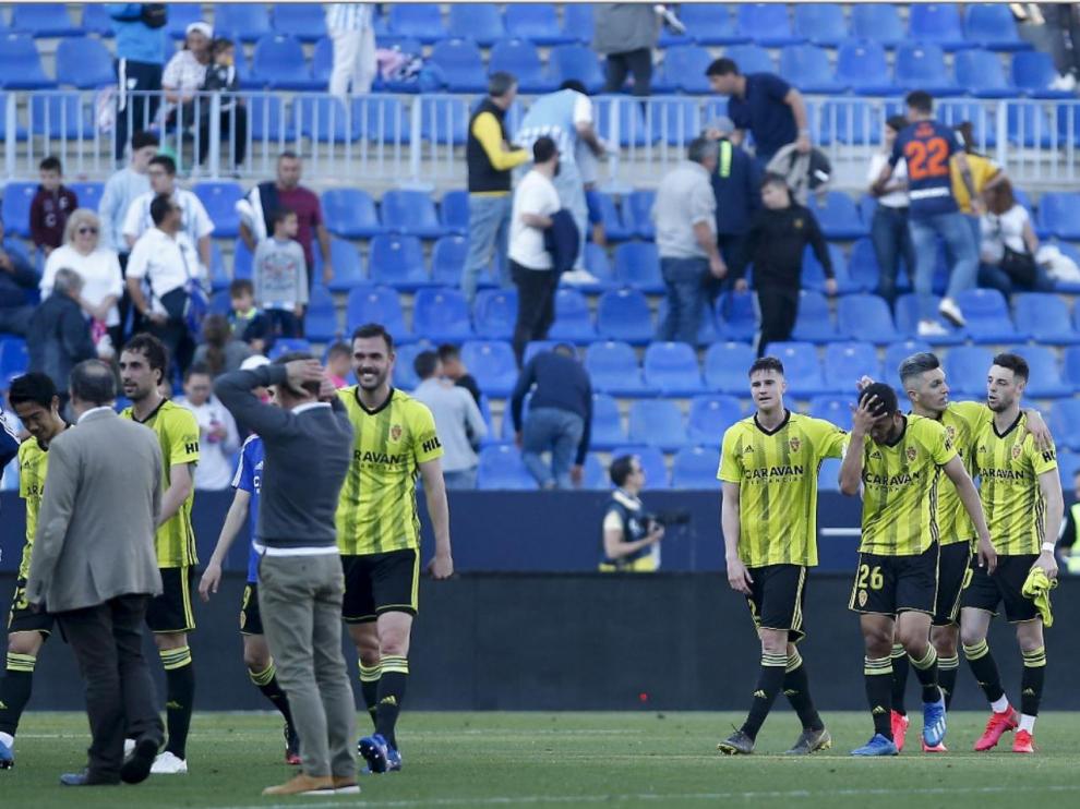 Jugadores y técnicos del Real Zaragoza celebran la victoria por 0-1 en La Rosaleda de Málaga en el último partido jugado antes del parón de la liga por el coronavirus, el pasado día 8.