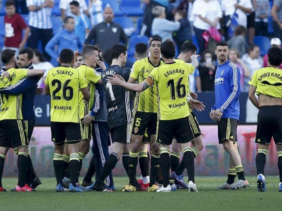 Los jugadores zaragocistas celebran efusivamente la victoria por 0-1 en Málaga el día 8, último partido jugado por el Real Zaragoza.