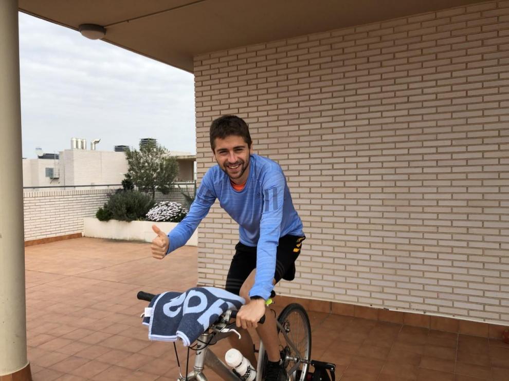 El corredor jaqués Daniel Osanz se ejercita en su casa.
