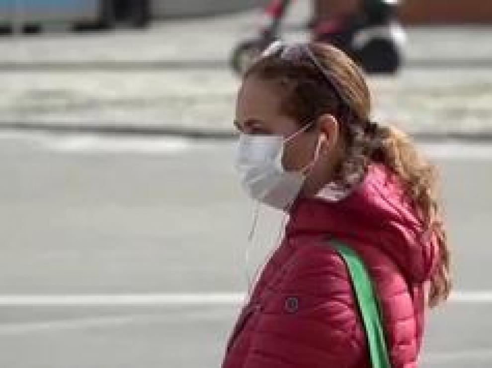 Vamos conociendo, progresivamente, más acerca de cómo se puede contagiar el coronavirus. Según la OMS el virus no se transmite a distancia por el aire, esto quiere decir, que no nos contagiamos por respirar en la calle o en el supermercado. Sino sólo a través del contacto con partículas respiratorias que genera una persona enferma al estornudar o al toser.