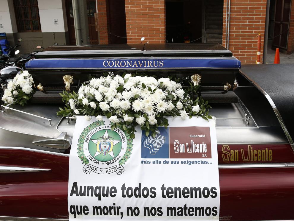 Un coche fúnebre con un ataúd expuesto recorre las calles de Medellín para pedir a los colombianos de "manera simbólica" que se queden en casa.