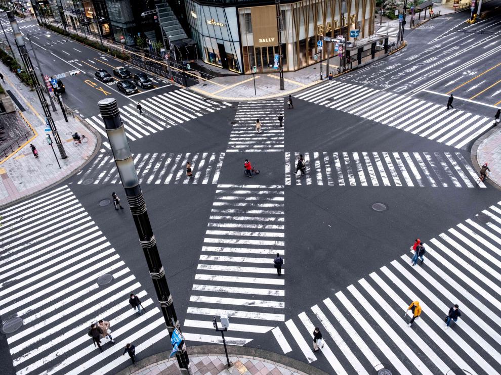 Una normalmente abarrotada intersección de calles en Tokio, prácticamente vacía.