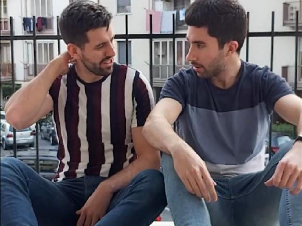 Alberto Gascón y Quique Otero, reunidos en el balcón de su piso.