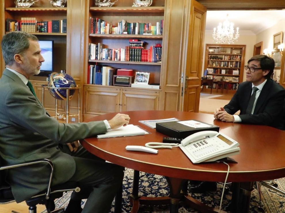 El Rey, este martes con el ministro de Sanidad, Salvador Illa.