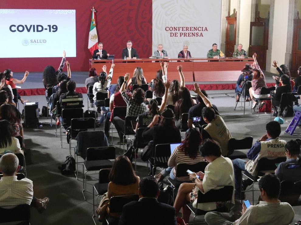 Rueda de prensa de altos cargos del Gobierno de México por el coronavirus, este lunes.
