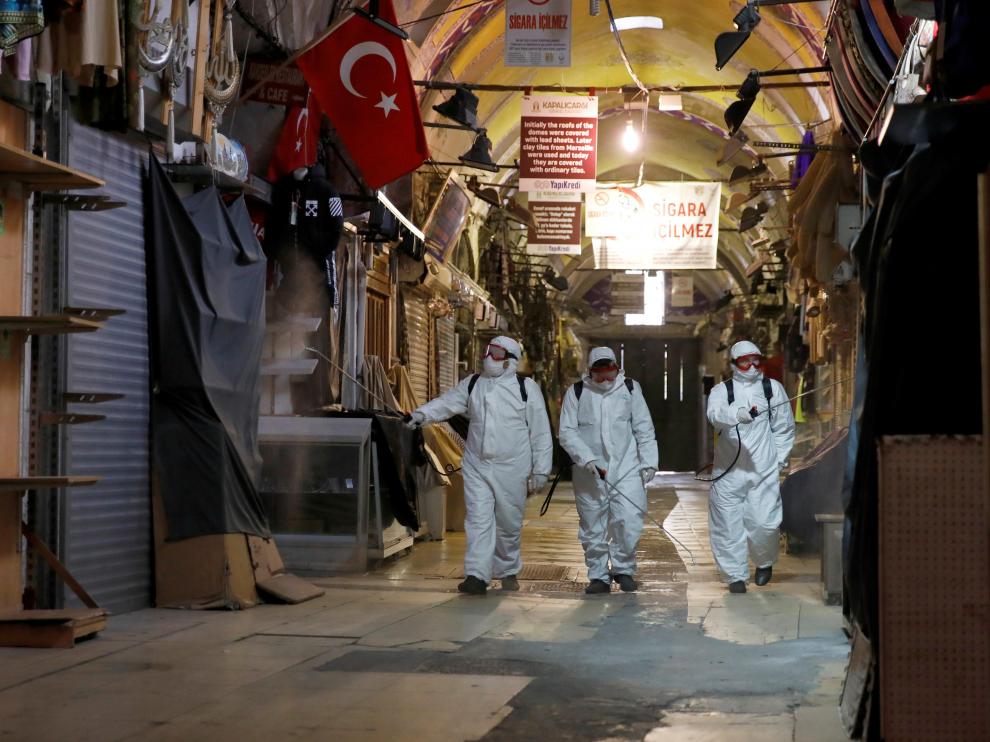 Tres operarios desinfectan el Gran Bazar de Estambul.