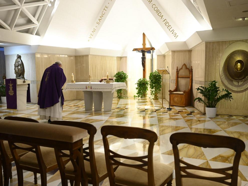 El Papa celebra una misa en solitario en la iglesia de la residencia Santa Marta, en el Vaticano.
