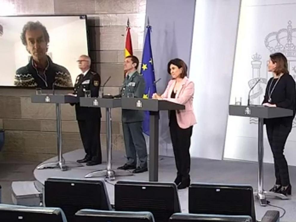 Fernando Simón, desde su casa, con los miembros del comité científico de seguimiento del coronavirus en la Moncloa.