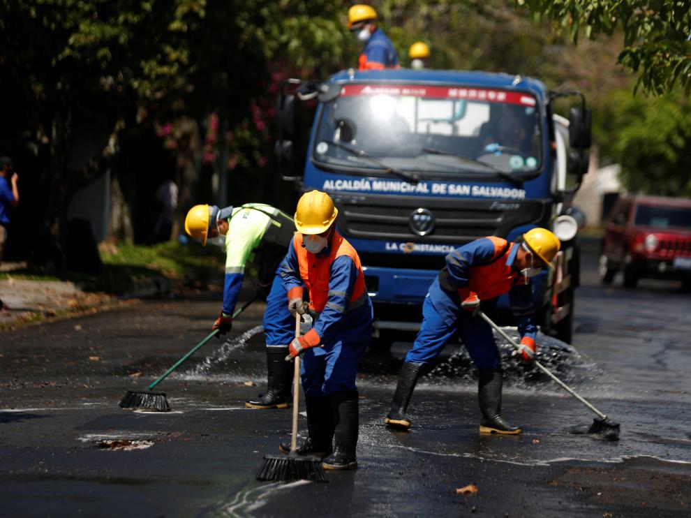 Labores de limpieza contra el coronavirus en San Salvador.