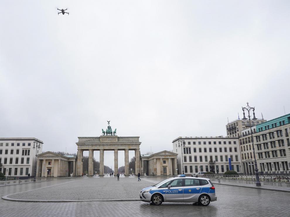 Un coche de la Policía alemana frente a la Puerta de Brandeburgo en Berlín.