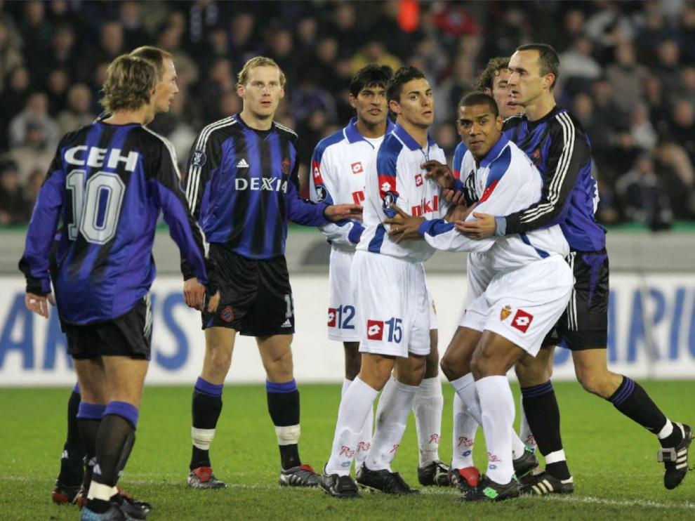 Toledo, Óscar González, Álvaro Maior y Gaby Milito pelean en un córner con los defensores belgas del Brujas. Era el partido de la UEFA de la temporada 2004-05.