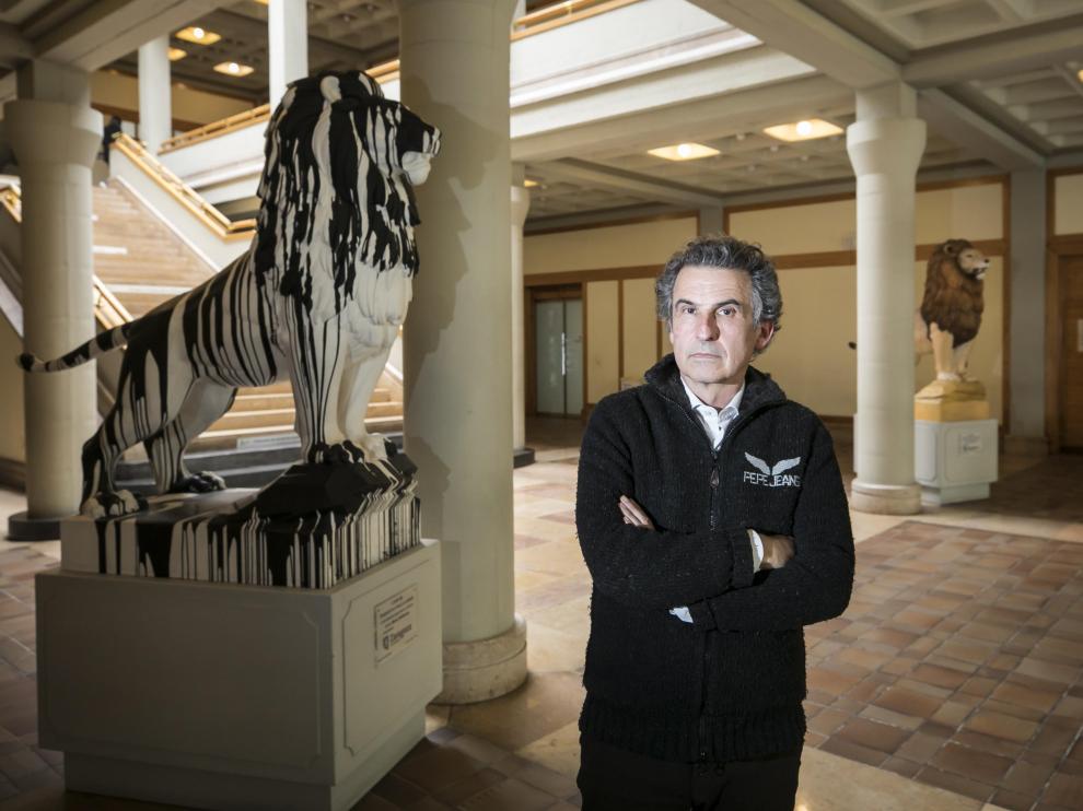El zaragozano Francisco Javier Falo, junto a uno de los leones que presiden las escaleras del edificio Pignatelli, esta semana.