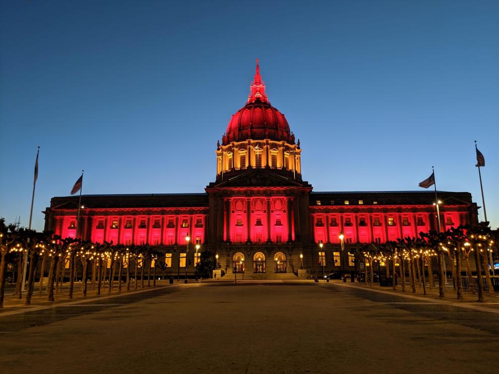 Fachada del Ayuntamiento de San Francisco, iluminado con los colores de la bandera de España.