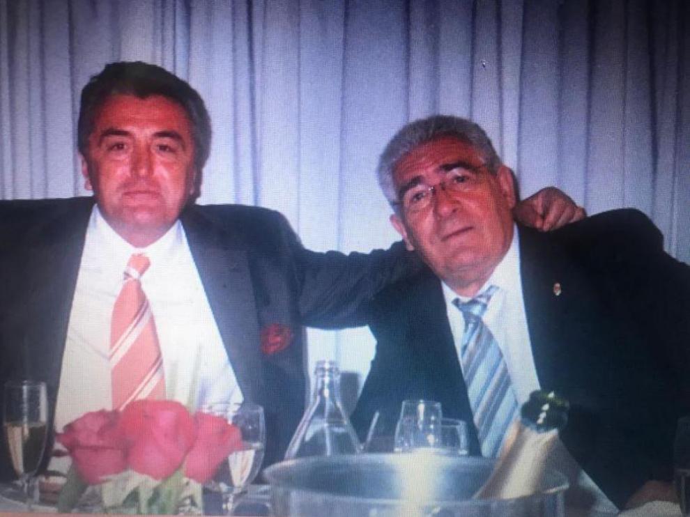 Radomir Antic y Manolo Villanova comparten mesa en una celebración grande del exportero, ex entrenador y ex ejecutivo aragonés: su boda.