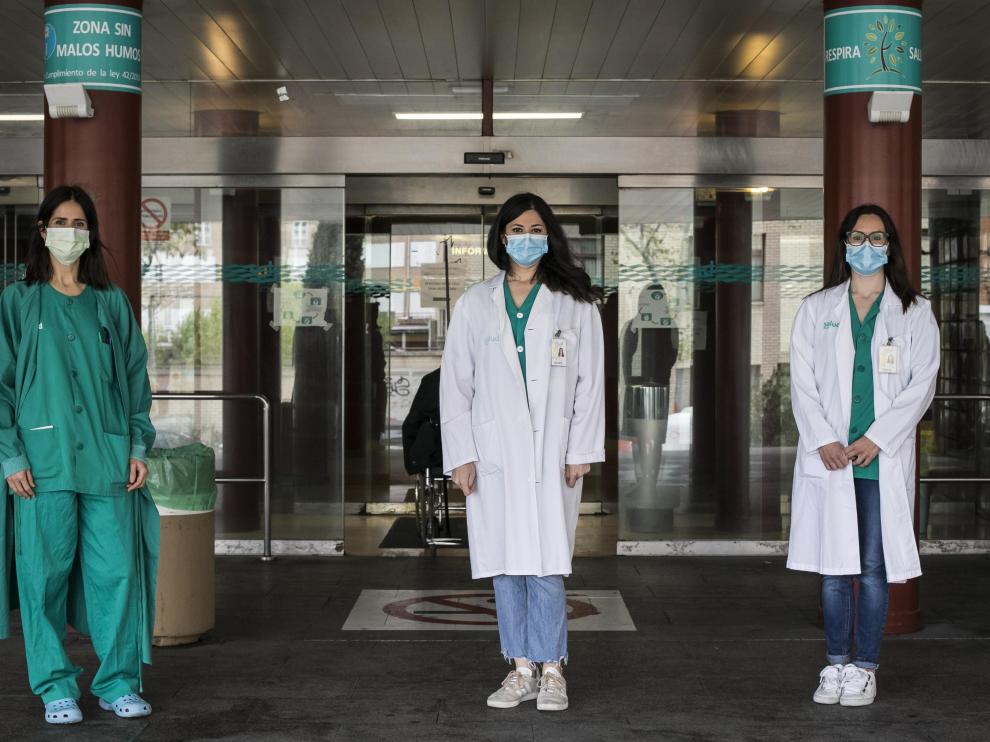 Parte de la junta directiva de la Sociedad Aragonesa de Medicina Intensiva y Unidades Coronarias, Mireia Barceló, Patricia Mora y Leticia Fernández, frente al Hospital Clínico. Faltó Carolina Fuertes, que estaba de guardia.