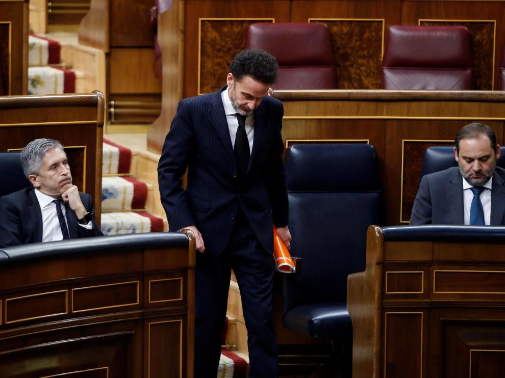 El diputado de Ciudadanos Edmundo Bal pasa ante los ministros José Luis Ábalos y Fernando Grande Marlaska este jueves en el pleno del Congreso.