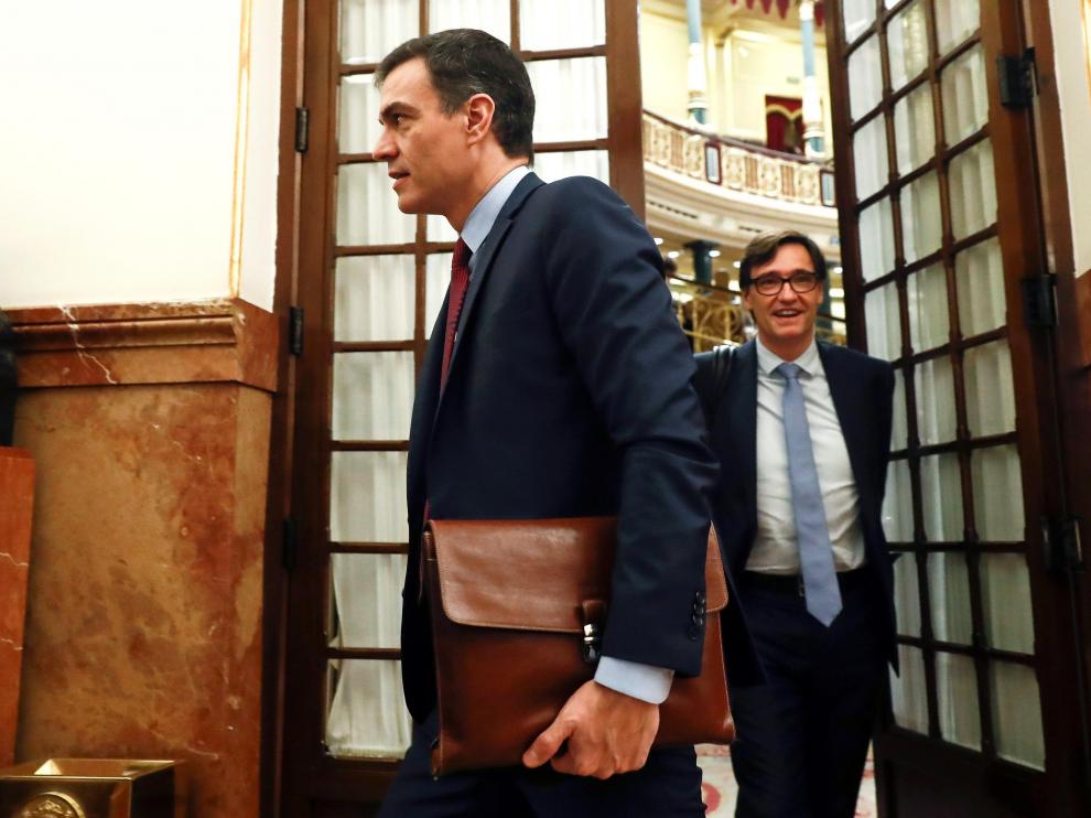 Pedro Sánchez y el ministro de Sanidad, Salvador Illa, abandonan el hemiciclo tras el pleno en el Congreso.