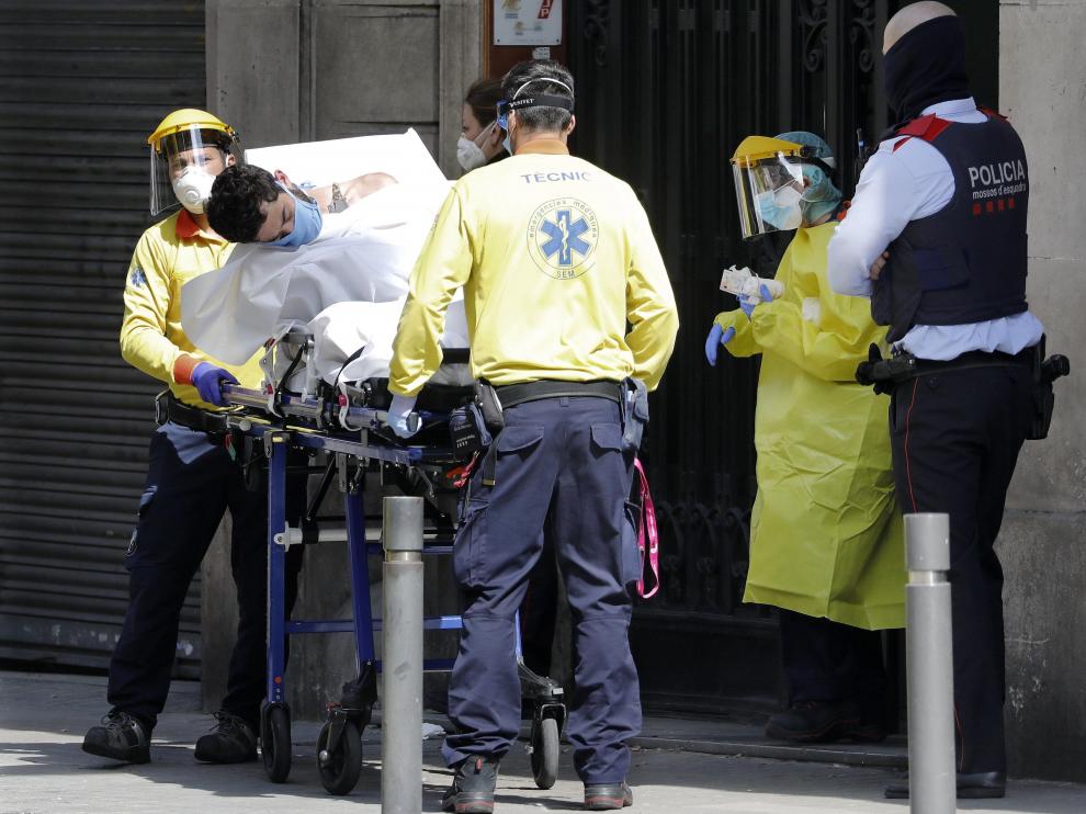 Un joven con síntomas del covid-19 es trasladado por una ambulancia en el centro de Barcelona, este miércoles.