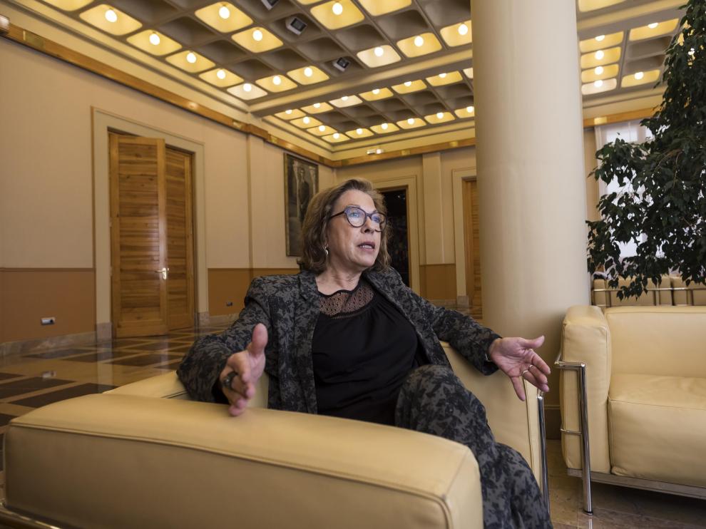 La consejera de Sanidad, Pilar Ventura, en un momento de la entrevista, el pasado jueves, en la Sala de Columnas de la DGA