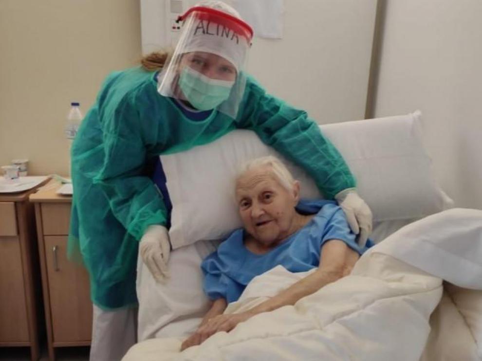 La oscense Josefina Ainsa, de 100 años, recibió el viernes el alta del Hospital Miliar de Zaragoza y fue trasladada a la residencia de Gea de Albarracín, en Teruel.