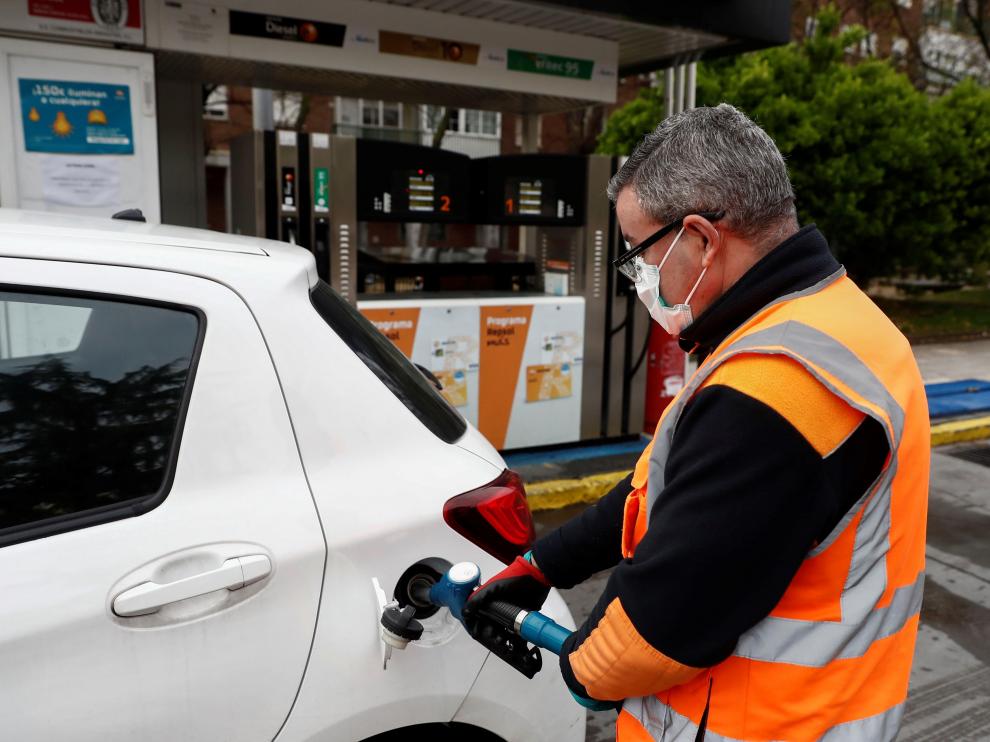 Un empleado de una gasolinera de Madrid llena el depósito de un vehículo el pasado martes.