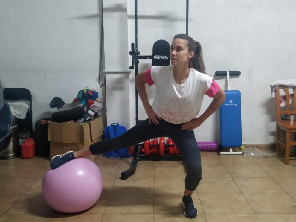 Irene Burillo realizando ejercicios físicos durante el confinamiento en su casa.