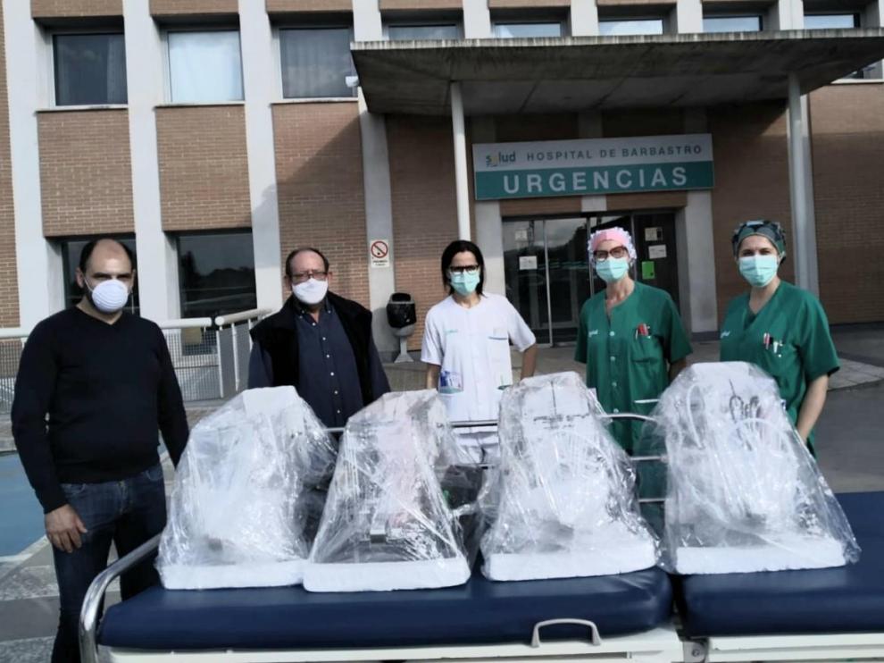 El alcalde de Barbastro, Fernando Torres, ha entregado este domingo los equipos donados al hospital de Barbastro.