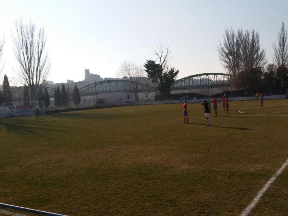 Un partido de fútbol regional en Aragón, en el campo del CD Gallur.