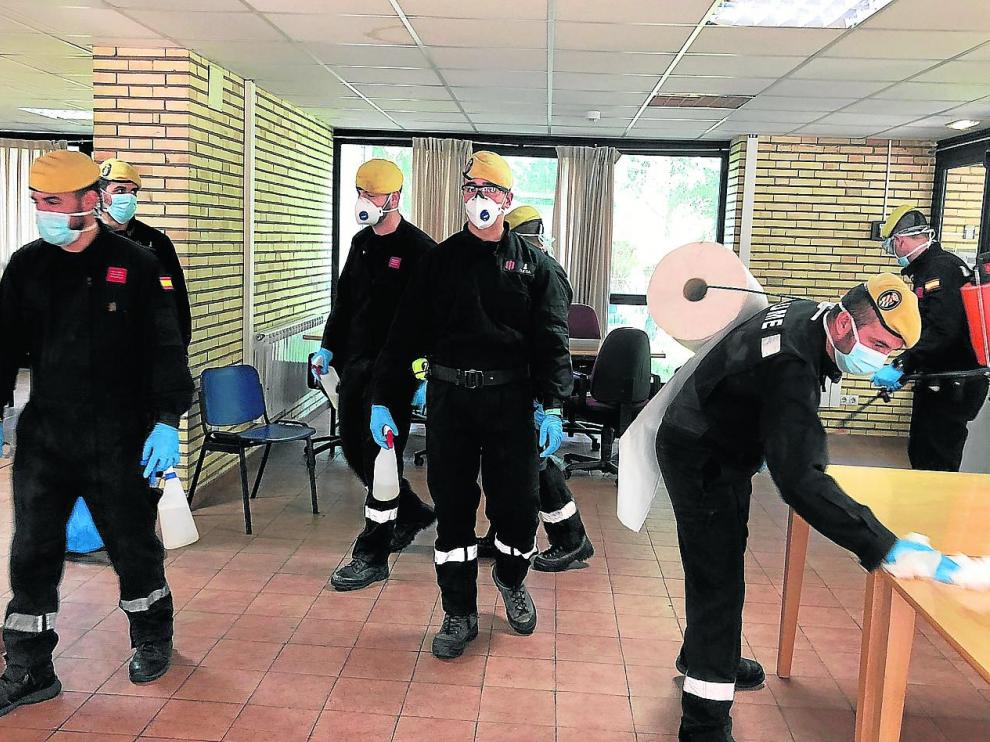 Soldados de la UME, desinfectando el centro de personas con discapacidades intelectuales.