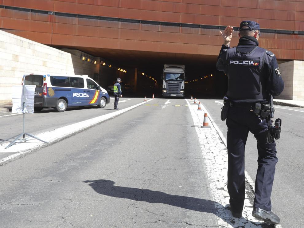 Agentes de la UED de la Policía Nacional, parando a un camión en el túnel de Somport.