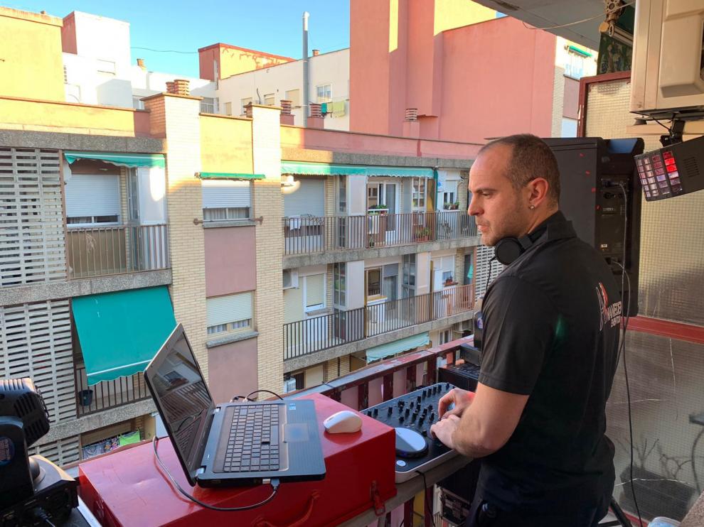 Cristian Júlvez, en el balcón de su casa, pinchando música.