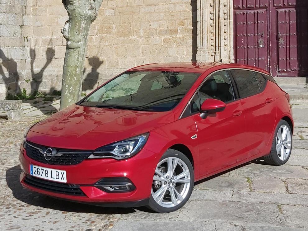 En su exterior la nueva gama Astra se diferencia sutilmente de la del año pasado con una nueva calandra y los nuevos faros full led.