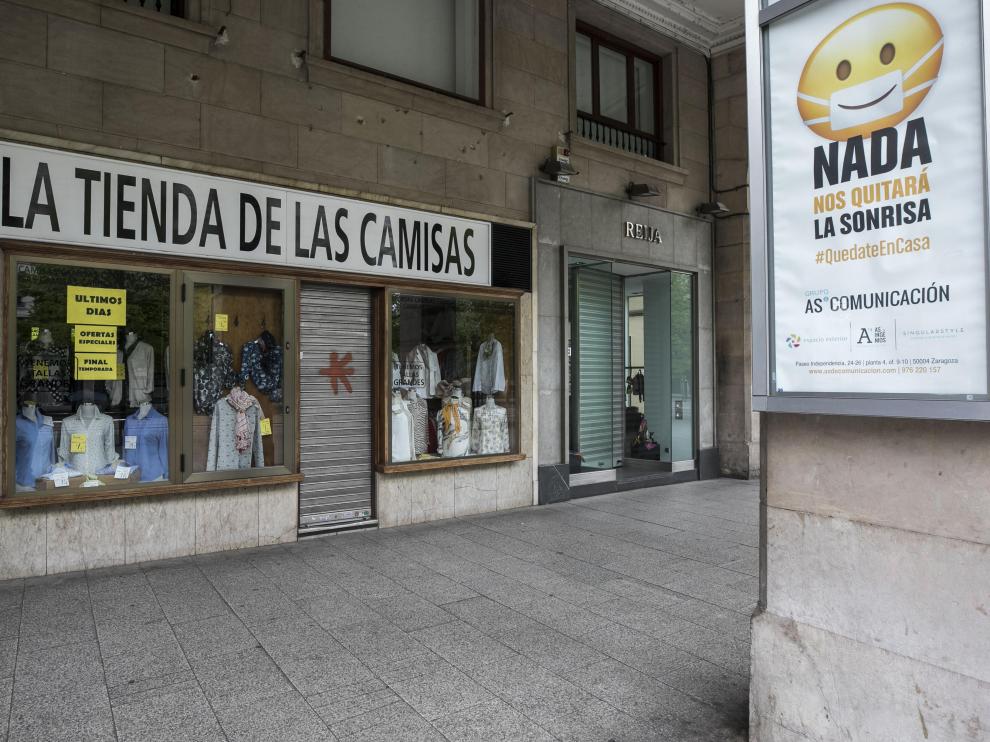 Comercios textiles cerrados en el centro de Zaragoza.