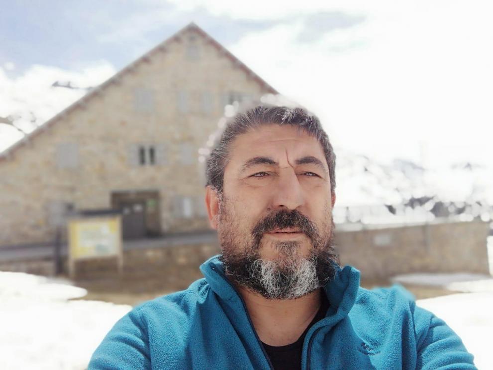 José Ángel, delante de 'su' refugio, en una soleada y solitaria mañana.