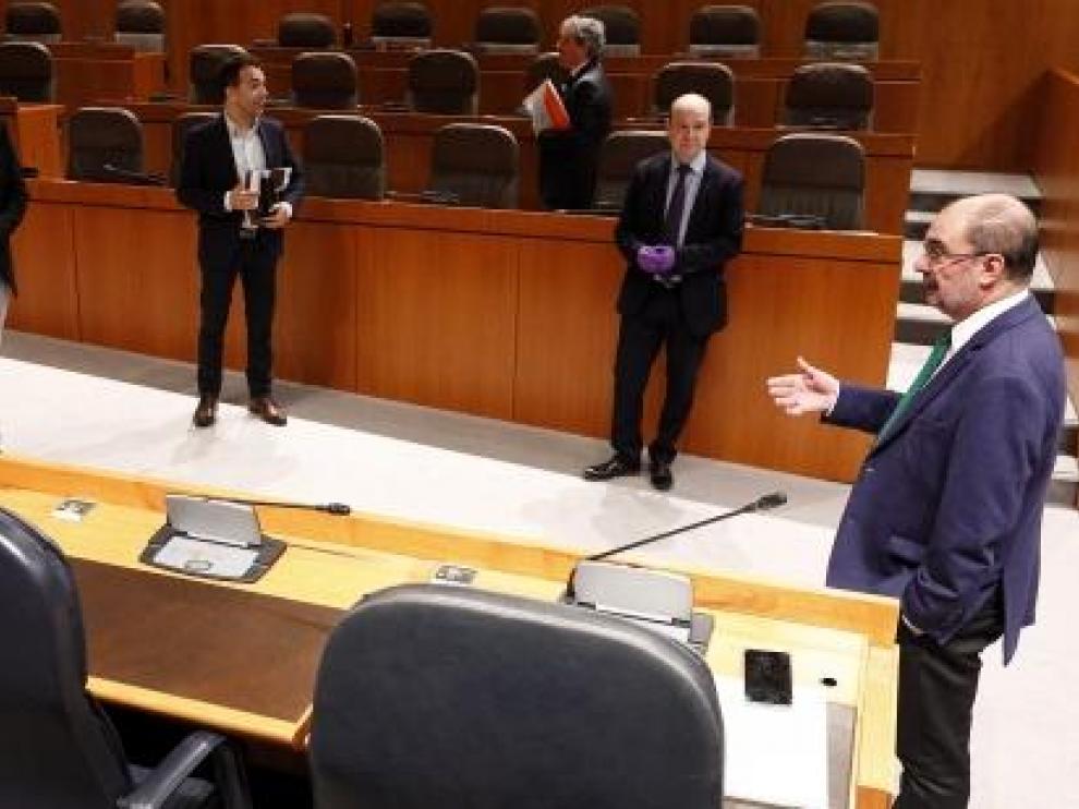Lambán habla con varios diputados antes del pleno en las Cortes