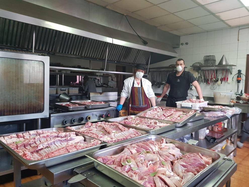 La carnicería Isabel, de Naval, ha proporcionado el cordero, cocinado en el restaurante Tres Caminos. Ayuntamiento Barbastro.