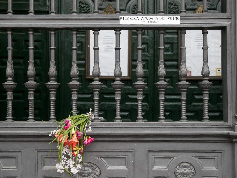 “Pilarica, ayuda a mi primo”, una petición especial y flores a las puertas del Pilar