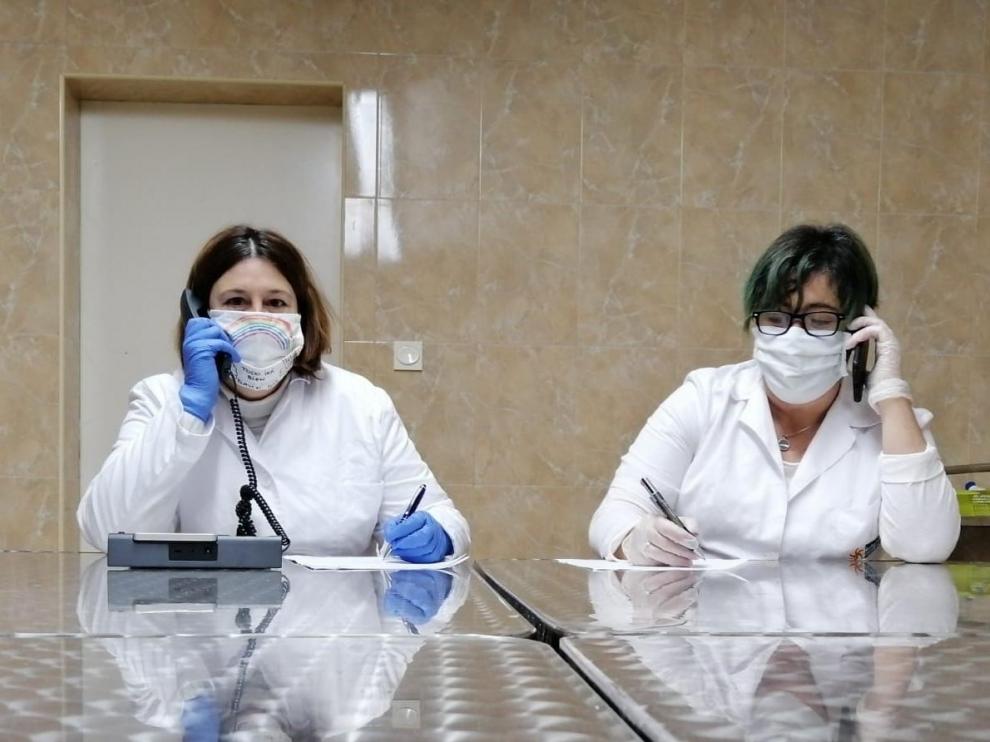 Auxiliares del ayuntamiento de Pina de Ebro llamando a mayores durante la etapa del confinamiento.