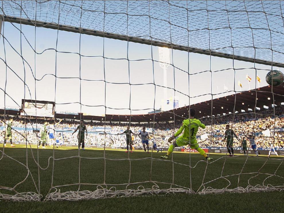 Preciosa imagen del momento del gol de Eguaras que supuso el 1-0 ante el Deportivo de La Coruña el domingo 23 de febrero en La Romareda. Ganó el Real Zaragoza 3-1 y fue el último partido en el estadio blanquillo hasta nueva orden.