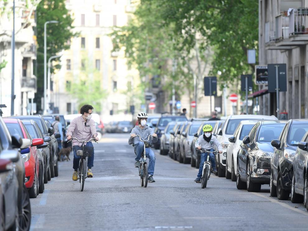 Una familia pasea en bicicleta en Milán.