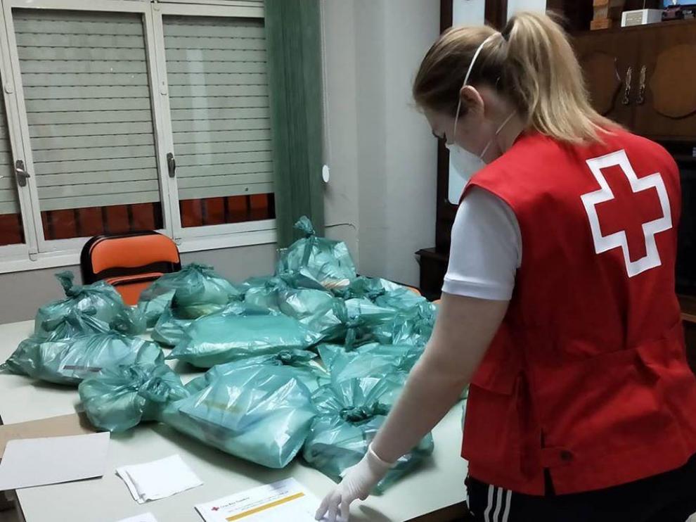 Una voluntaria organizando el reparto de kits de telas en Tarazona.