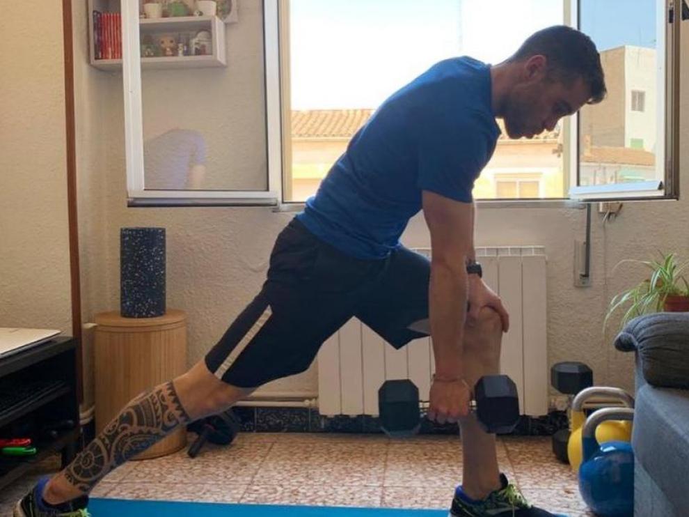 El entrenador personal Álex Sarría entrena desde su casa.